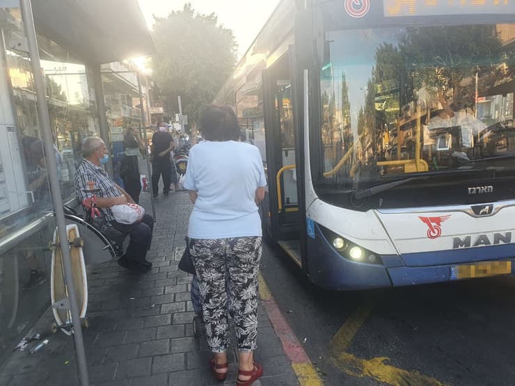קשישים מתמודדים עם הנגישות לתחבורה ציבורית