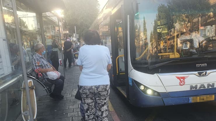 קשישים מתמודדים עם הנגישות לתחבורה ציבורית