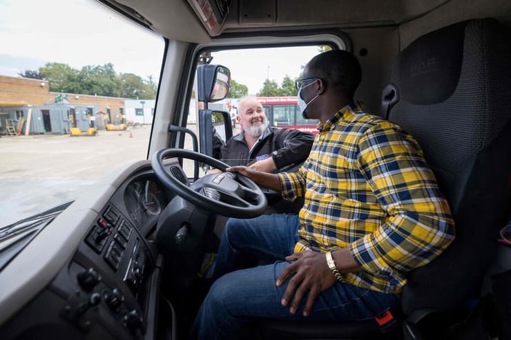 בריטניה מחסור בנהגי משאית בית ספר לנהיגה קרוידון בפרברי לונדון