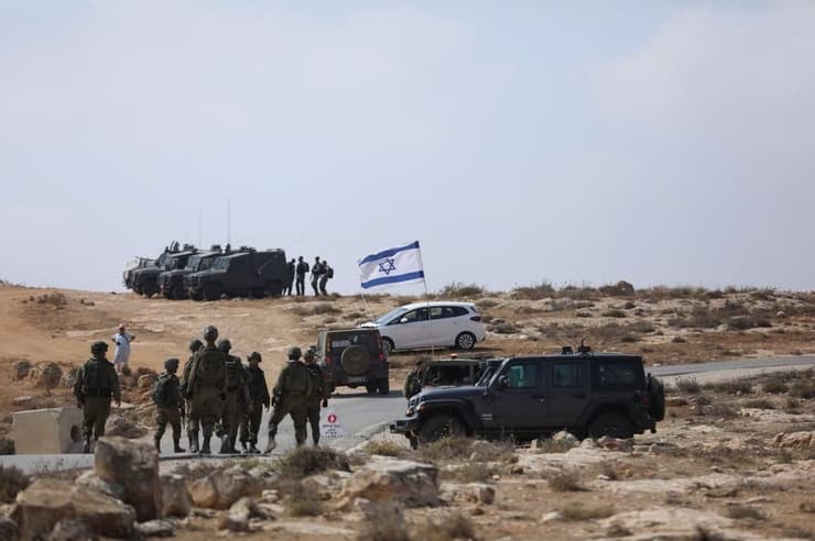 הכוחות ממתינים לפעילים ליד מאחז אביגיל בצעדת המים בהר חברון