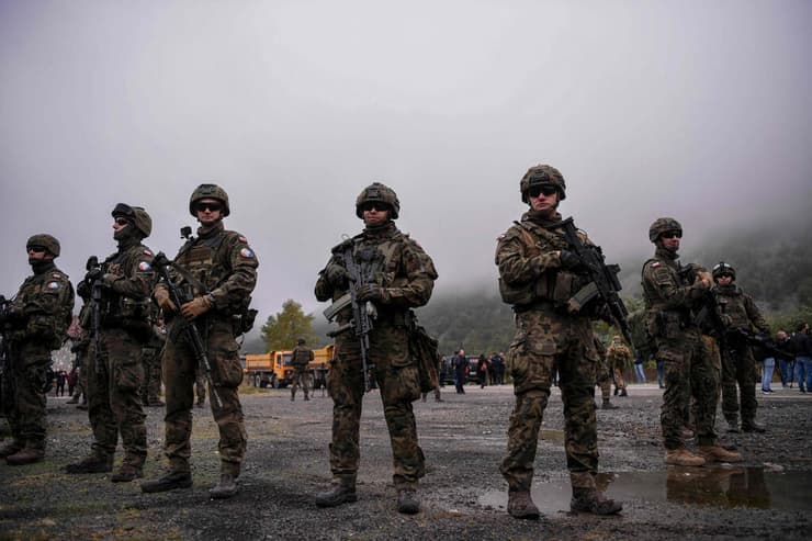 חיילי נאט"ו בגבול קוסובו ו סרביה