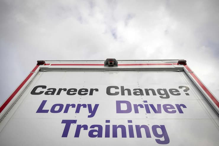 בריטניה מחסור בנהגי משאית בית ספר לנהיגה קרוידון בפרברי לונדון