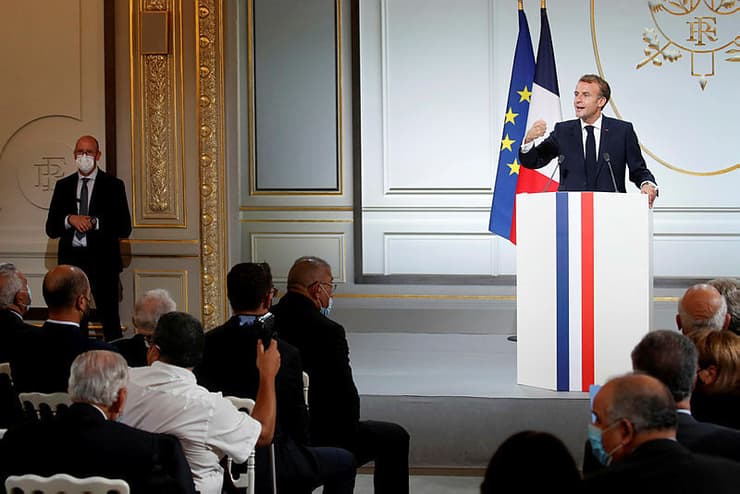 נשיא צרפת עמנואל מקרון נואם באירוע לזכר אלג'יראים שלחמו לצד הצרפתים ב מלחמת העצמאות של אלג'יריה ב פריז 20 בספטמבר