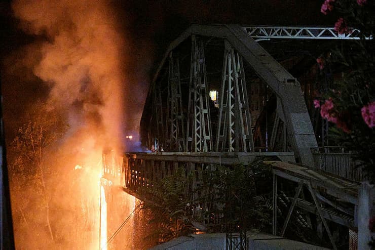גשר הברזל ההיסטורי ב רומא איטליה עולה באש שריפה