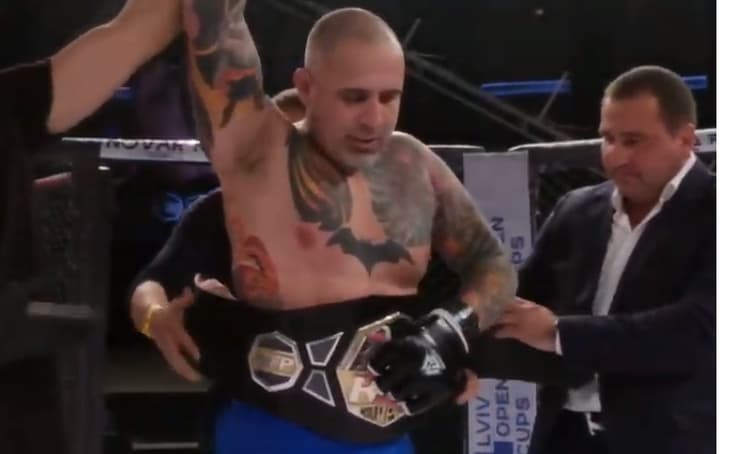 חיים גוזלי מקבל את החגורה באוקראינה