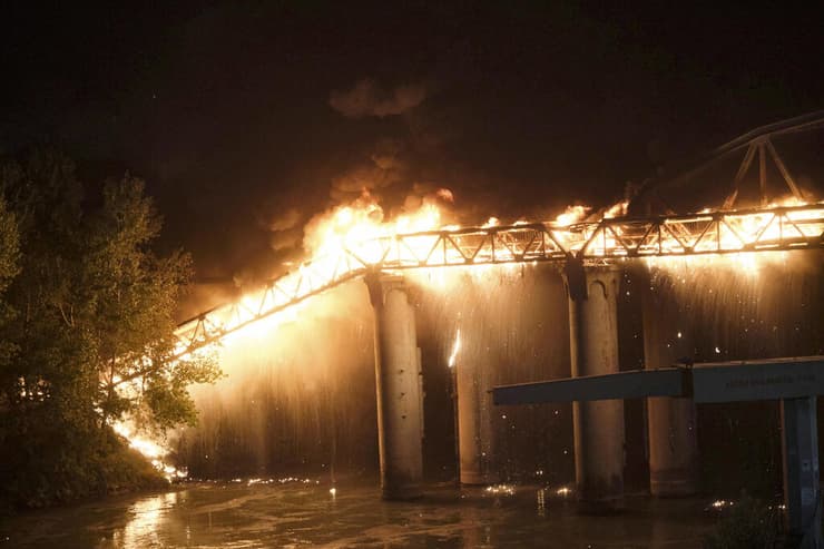 גשר הברזל ההיסטורי ב רומא איטליה עולה באש שריפה