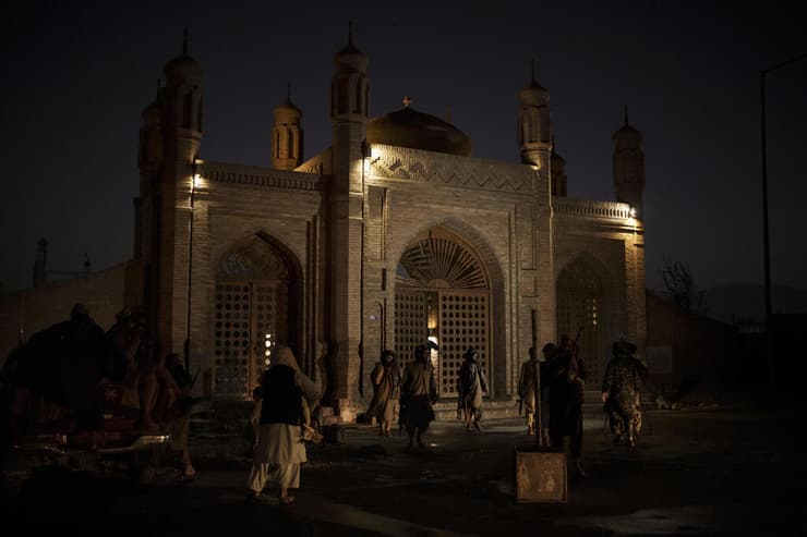 לוחמי טליבאן ליד ה מסגד שבו היה ה פיגוע ב קאבול אפגניסטן