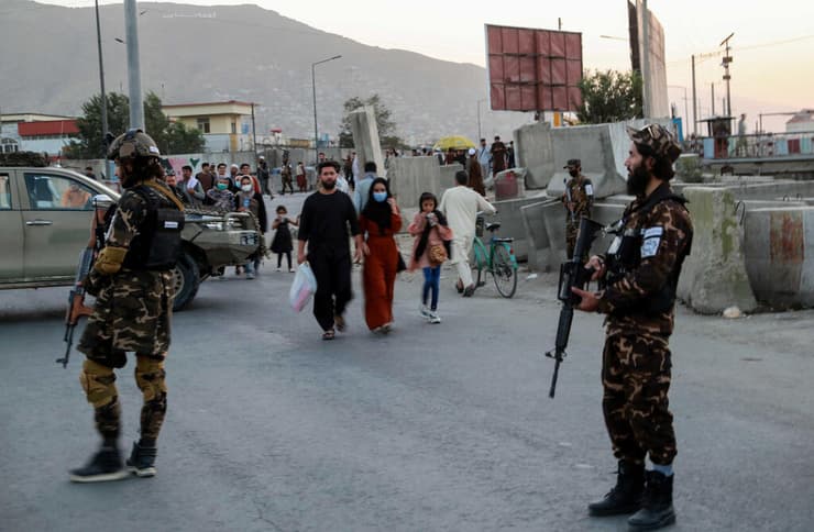 לוחמי טליבאן ליד ה מסגד שבו היה ה פיגוע ב קאבול אפגניסטן