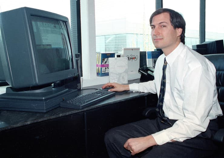 סטיב ג'ובס עם מחשב NeXT