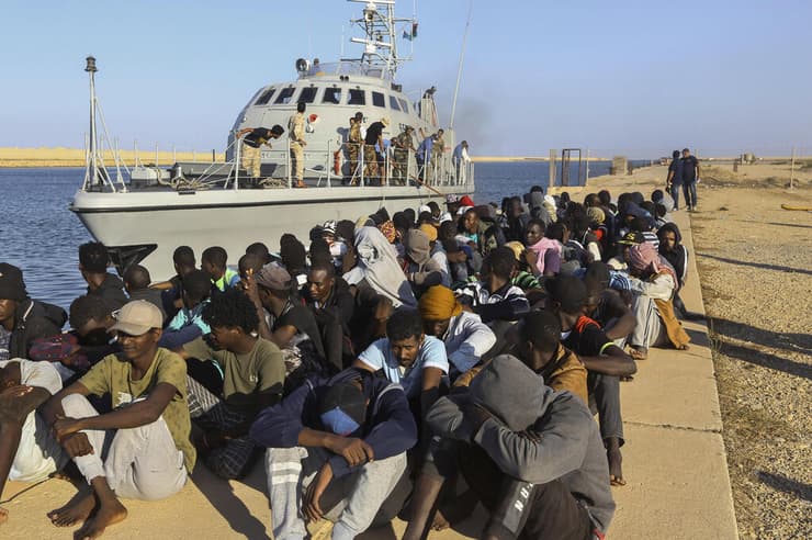 מהגרים שחולצו מלב ים בספינה ב לוב 