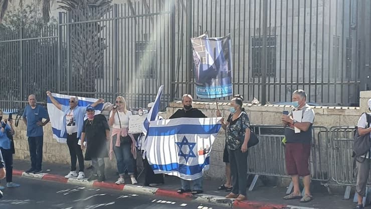 הפגנת תמיכה בנתניהו מחוץ בית המשפט המחוזי ירושלים
