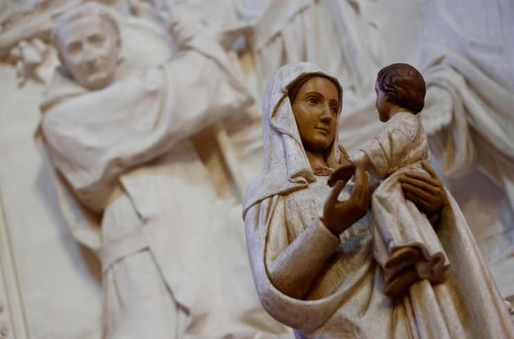 פסל של מרים אמו של ישו ב כנסיית סנט מרטין נאנט צרפת כנסייה קתולית