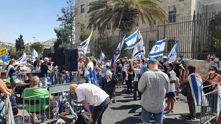 הפגנת תמיכה בנתניהו מחוץ בית המשפט המחוזי ירושלים