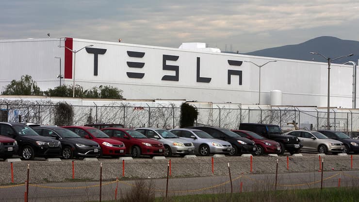 מפעל טסלה בקליפורניה