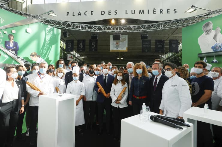 עמנואל מקרון נשיא צרפת מצטלם עם באגט באגטים ב תערוכת מזון בינלאומית ב ליון 27 בספטמבר
