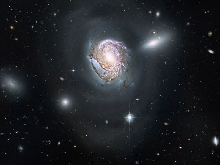גלקסיות קטנות נעות במסלול לקראת התנגשות עם גלקסי גדולה. בדרכן הן ״מחממות״ את החומר האפל שסביב הגלקסיה באמצעות ״חיכוך דינאמי״ שהוא תופעה מוכרת של כוח הכבידה