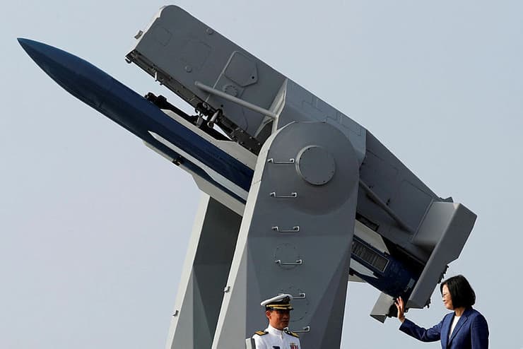 נשיאת טייוואן צאי אינג-וון מנופפת לתקשורת במהלך סיור ב-2018 על ספינת מלחמה מסוג פריגטת טילים מונחים
