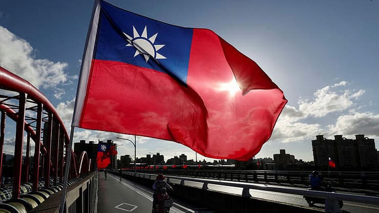דגל דגלי טייוואן ברחובות הבירה טאיפיי לקראת חגיגות היום הלאומי באי 