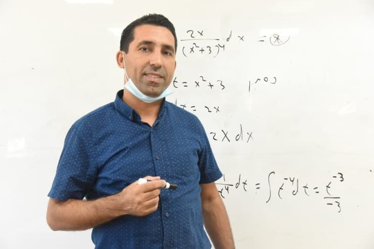 באסל סרחאן מורה למתמטיקה ורכז מתמטיקה בית ספר דרוזי למדעים ומנהיגות דרכא, ירכא