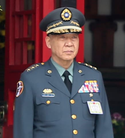 שר הגנה של טייוואן  צוי קו-צ'נג בעת היותו גנרל ב-2017