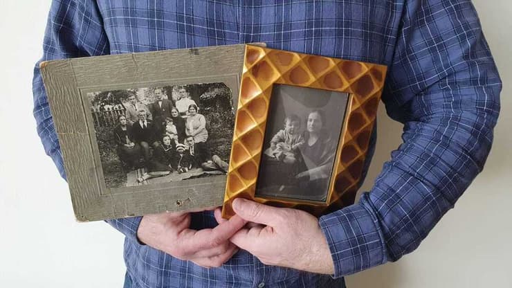 ארתור רוידייצקי, עם תמונות בני משפחתו שנרצחו בבאבי יאר