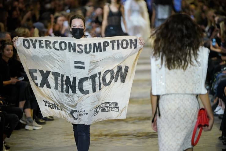 מפגינה על המסלול בתצוגת האופנה של לואי ויטון