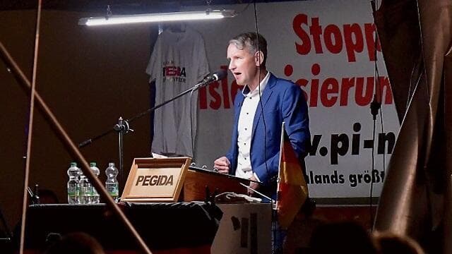 מנהיג מפלגת "אלטרנטיבה" בתורינגיה ביורן הקה נואם בעצרת אנטי-מוסלמית בדרזדן