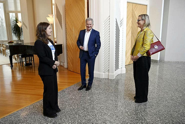 נלה סלמינן בת 16 עם נשיא פינלנד סאלי ניניסטה בארמון הנשיאות ב הלסינקי