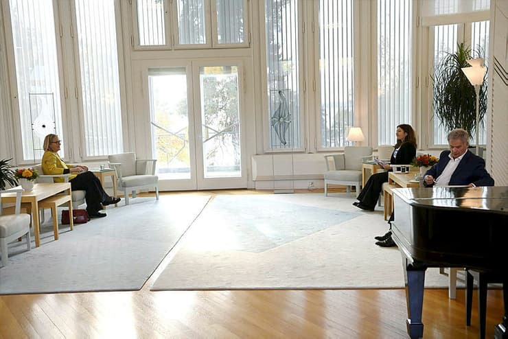נלה סלמינן בת 16 עם נשיא פינלנד סאלי ניניסטה בארמון הנשיאות ב הלסינקי