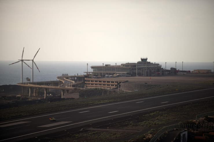 נמל תעופה שנסגר עקב ההתפרצות של הר הגעש הר געש קומברה וייחה ב אי של ספרד לה פאלמה האיים הקנריים 