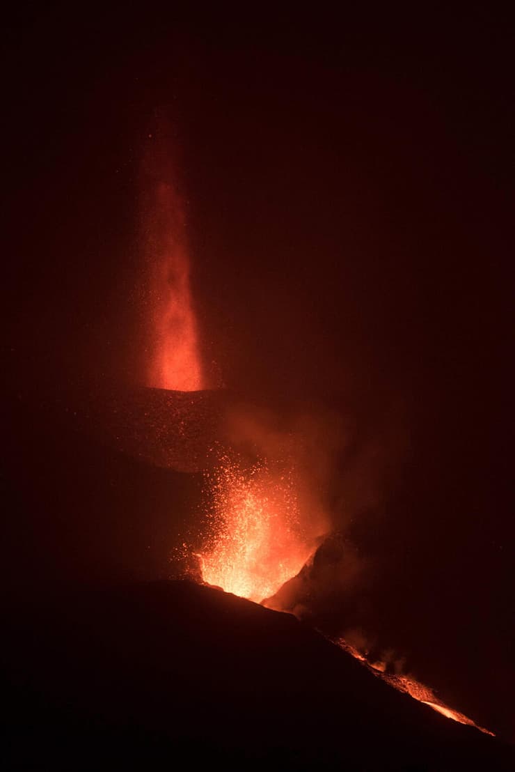 לבה ו עשן בעקבות ההתפרצות של הר הגעש הר געש קומברה וייחה ב אי של ספרד לה פאלמה האיים הקנריים