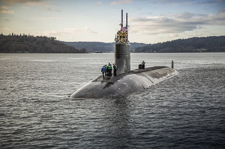 צוללת תקיפה גרעינית של ארה"ב הצי האמריקני  USS Connecticut במתן לטיפול בספינות במדינת וושינגטון ב ארה"ב-2016