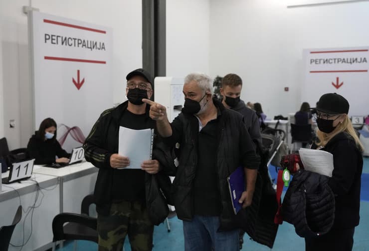 רוסים מקבלים חיסון לקורונה בלגרד סרביה