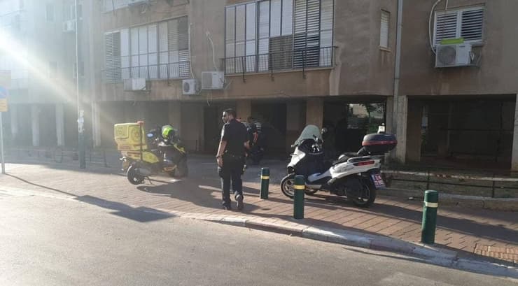 גבר נפל מגובה בפתח תקווה ונפצע קשה; המשטרה: "חשד שנדחף"