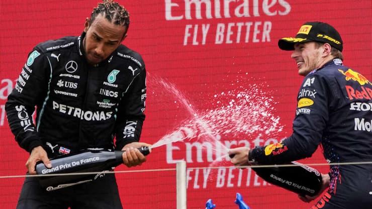 לואיס המילטון ומקס ורסטאפן חוגגים על הפודיום