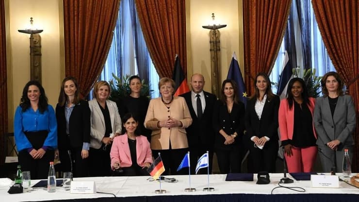 בנט התגאה במספר השרות מול מרקל - אך השינוי לא מורגש עדיין גם במשרדיהן (צילום: עמוס בן גרשום, לע"מ) אנגלה מרקל בצילום יחד עם כל שרות הממשלה