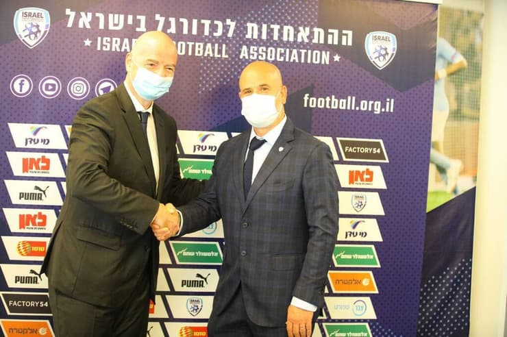 חסון ואינפנטינו לוחצים ידיים