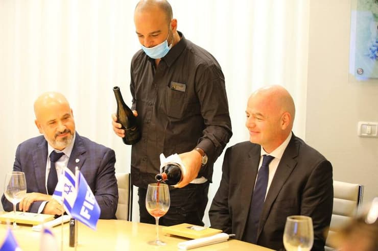 מוזגים יין לאינפנטינו בבית הנבחרות בשפיים