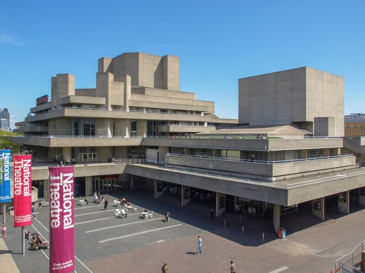 התיאטרון המלכותי הלאומי בלונדון שתכנן האדריכל דניס לסדון 