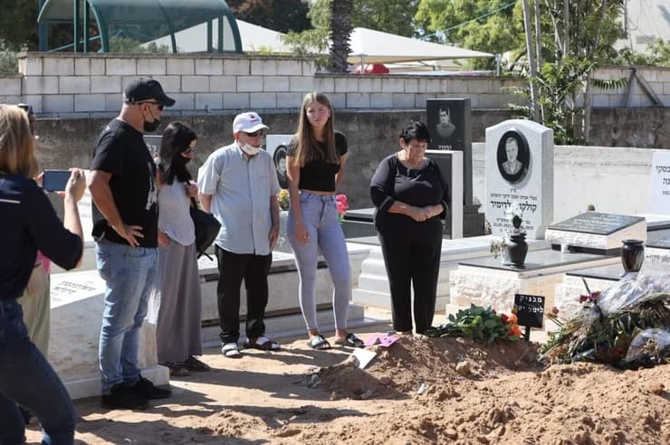 בני משפחתה של ליטל יעל מלניק מבקרים בקברה