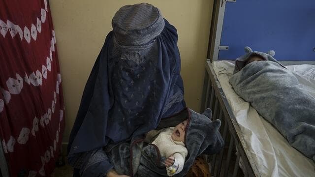 ''חייבות עזרה ותשומת לב גלובלית''. אשה באפגניסטן