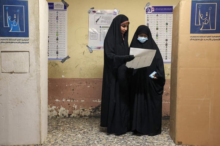 בוחרות מצביעות ב קלפי ב בגדד בחירות לפרלמנט ב עיראק