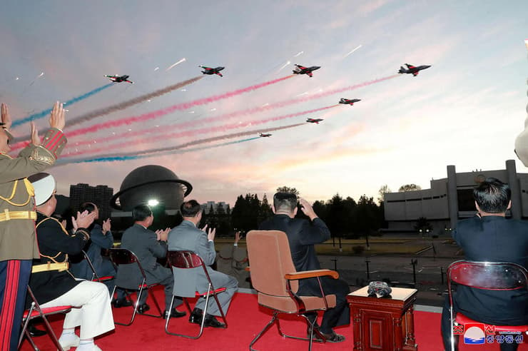 קים ג'ונג און תערוכה צבאית כלי נשק צפון קוריאה פיונגיאנג