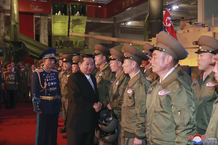קים ג'ונג און תערוכה צבאית כלי נשק צפון קוריאה פיונגיאנג