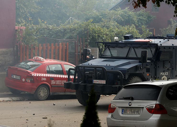 שוטרים ב קוסובו בפשיטות על בתים עימותים עם סרבים בעיר מיטרוביצה