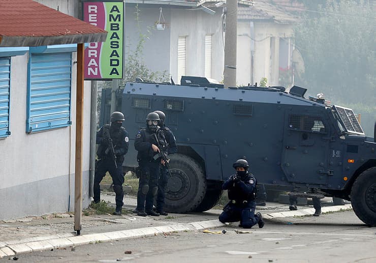 שוטרים ב קוסובו בפשיטות על בתים עימותים עם סרבים בעיר מיטרוביצה
