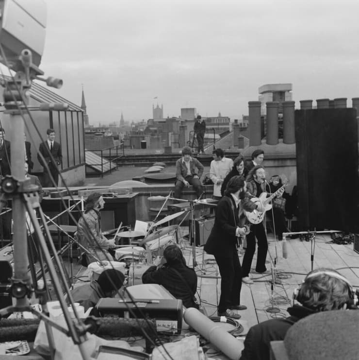 הביטלס בהופעה על הגג של אפל ב-1969