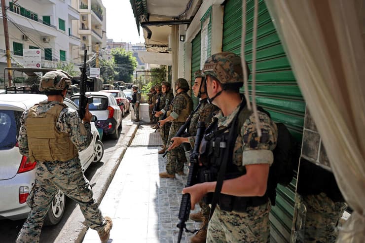 לבנון ביירות עימותים תומכי חיזבאללה ו אמל נגד ה שופט טארק אל ביטאר שמנהל את חקירת אסון הפיצוץ נמל ביירות צבא לבנון בשטח