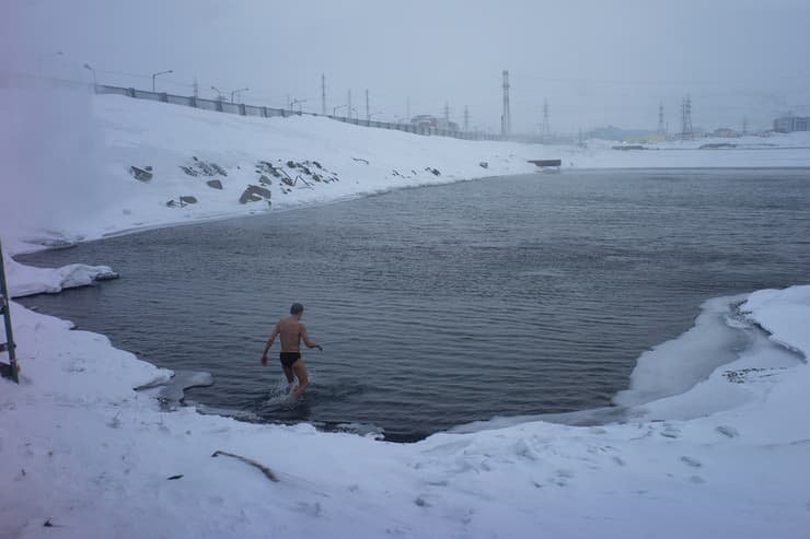 תחנת הכוח בנורילסק מזרימה מים חמים לאגם דולגוי כדי למנוע מהמים לקפוא. שחיינים אמיצים טובלים במים שהטמפרטורה שלהם קרובה לאפס מעלות.