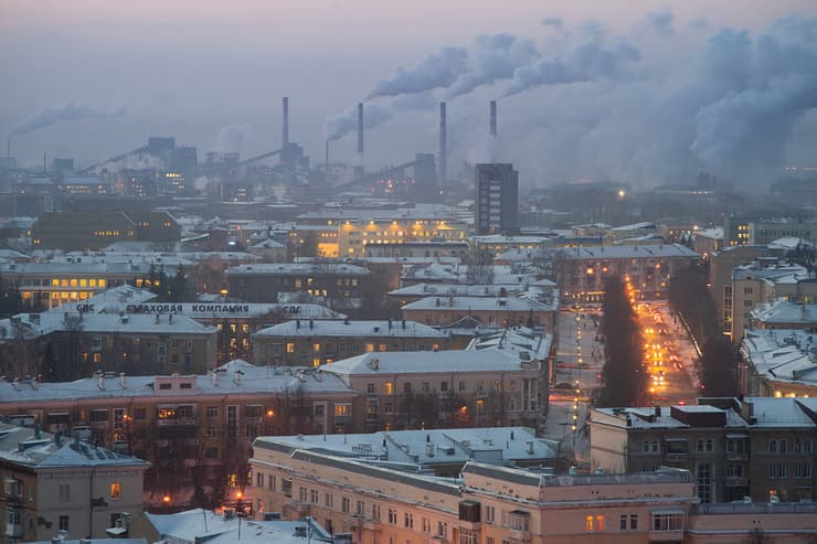 מפעל לייצור דלקים בעיר קמרובו שבסיביר. בניית המפעל החלה ב-1915.